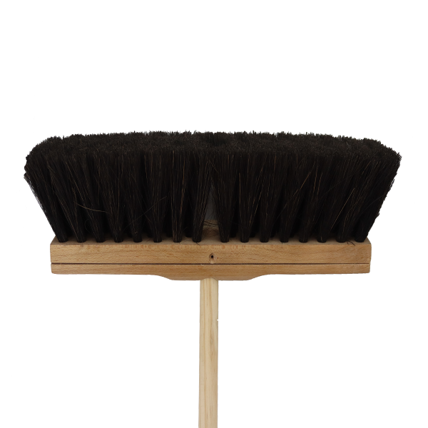 Ein Besen mit nach unten gerichteten, schwarzen Besatz ist zu sehen. Mit Stiehl. (40cm)